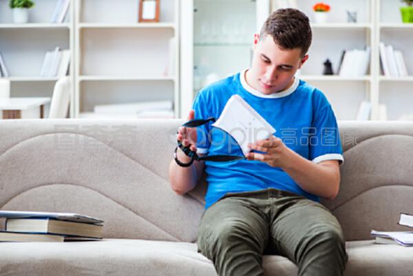 在阳光下腐烂 视频主图